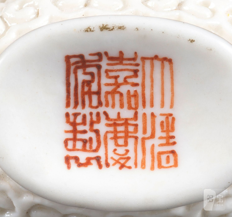 清嘉慶 瓷胎鏤雕獅子戲球紋鼻煙壺 | A WHITE-GLAZED RETICULATED 'BUDDHIST LIONS' SNUFF BOTTLE AND STOPPER - 图5